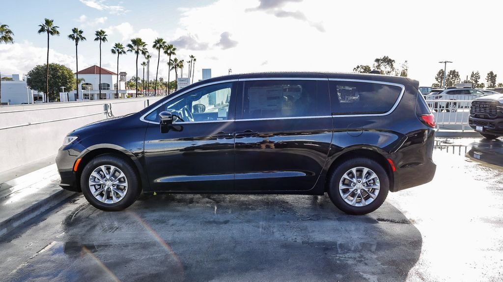 New 2026 Chrysler Pacifica Select image 14