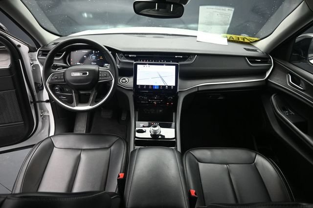 Used 2023 Jeep Grand Cherokee Limited w/ Black Appearance Package AWD/4WD image 45