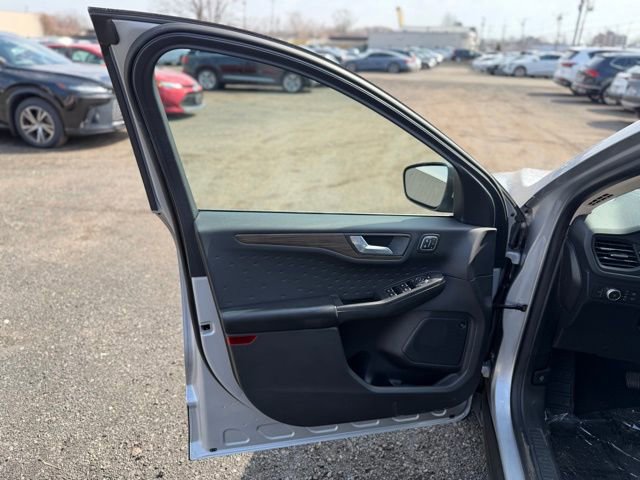 Used 2020 Ford Escape Titanium image 14