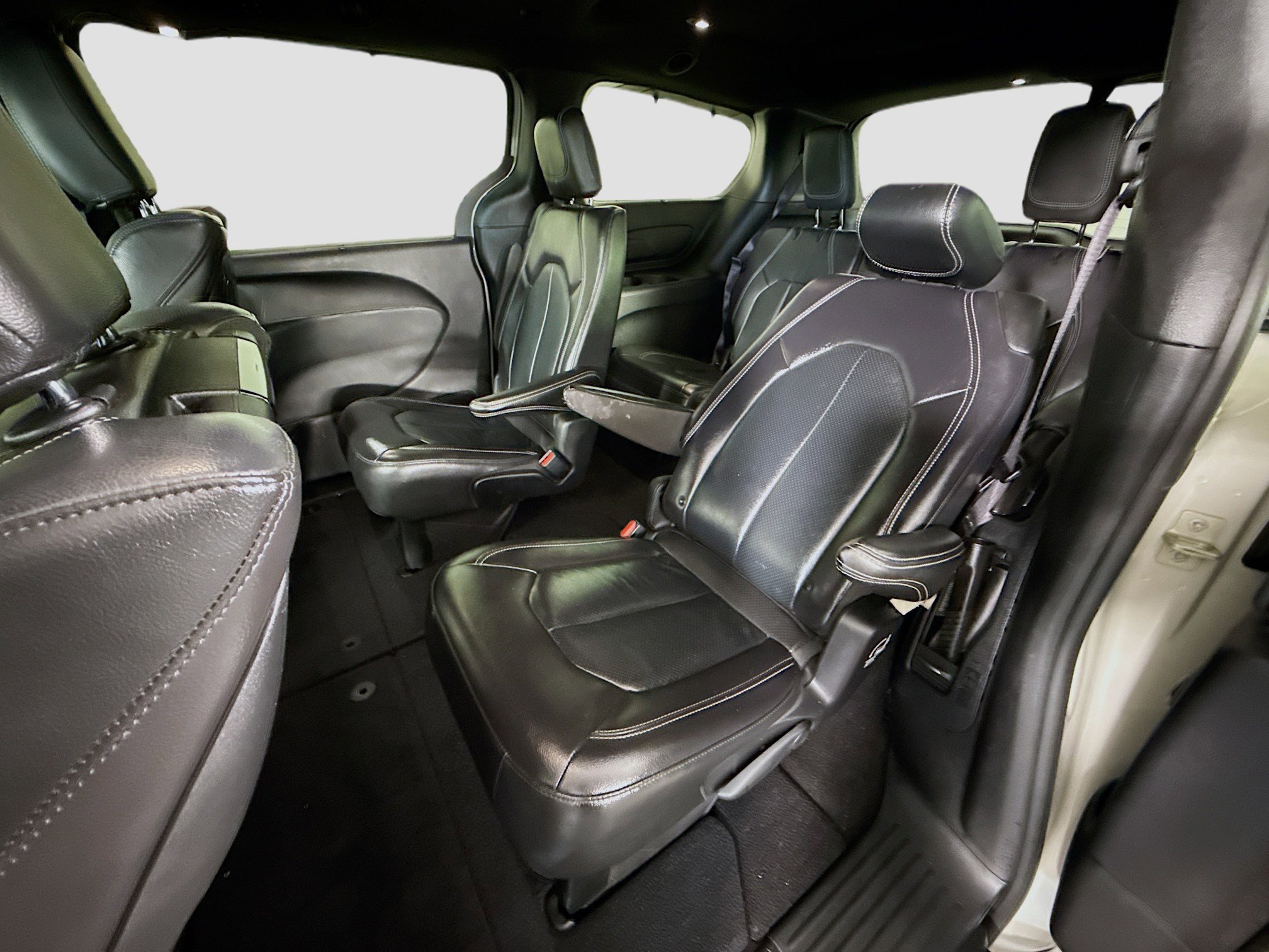 Used 2021 Chrysler Pacifica Touring-L w/ Uconnect Theater Family Group image 25