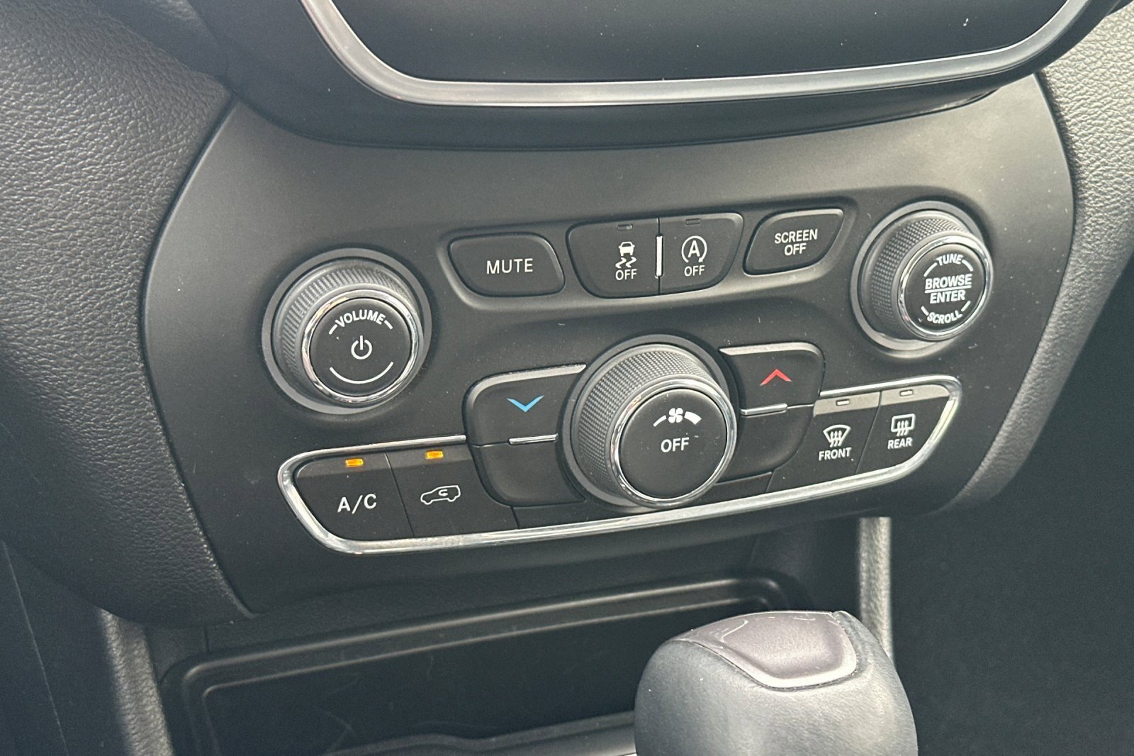 Used 2020 Jeep Cherokee Latitude Plus image 19