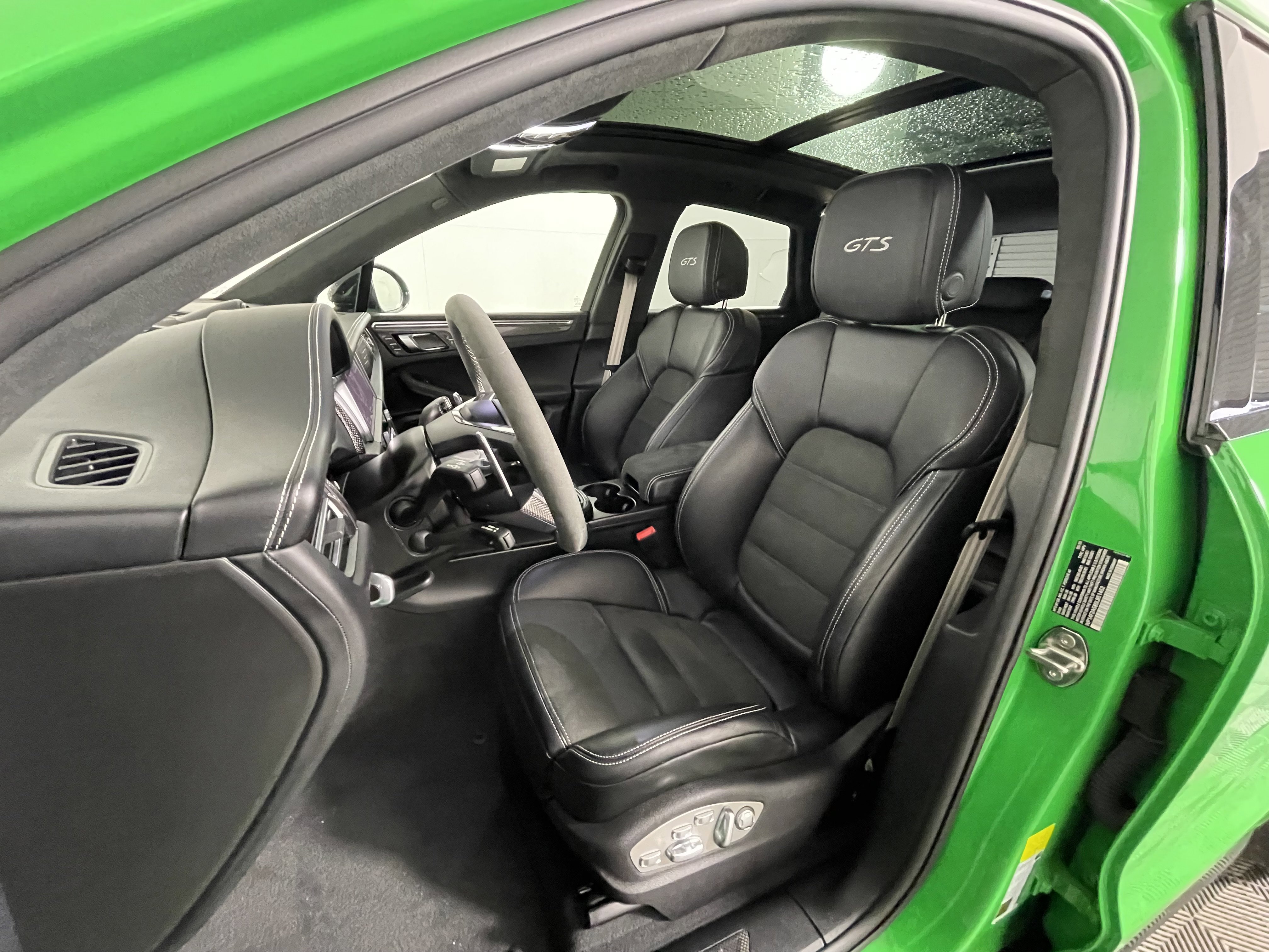 Certified 2025 Porsche Macan GTS image 5