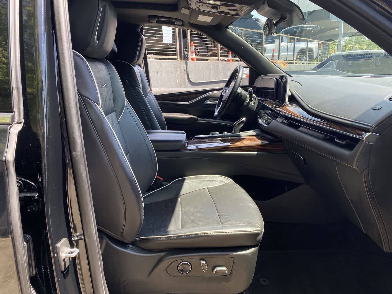 Used 2021 Cadillac Escalade ESV Premium Luxury w/ LPO, Illumination Package AWD/4WD image 19