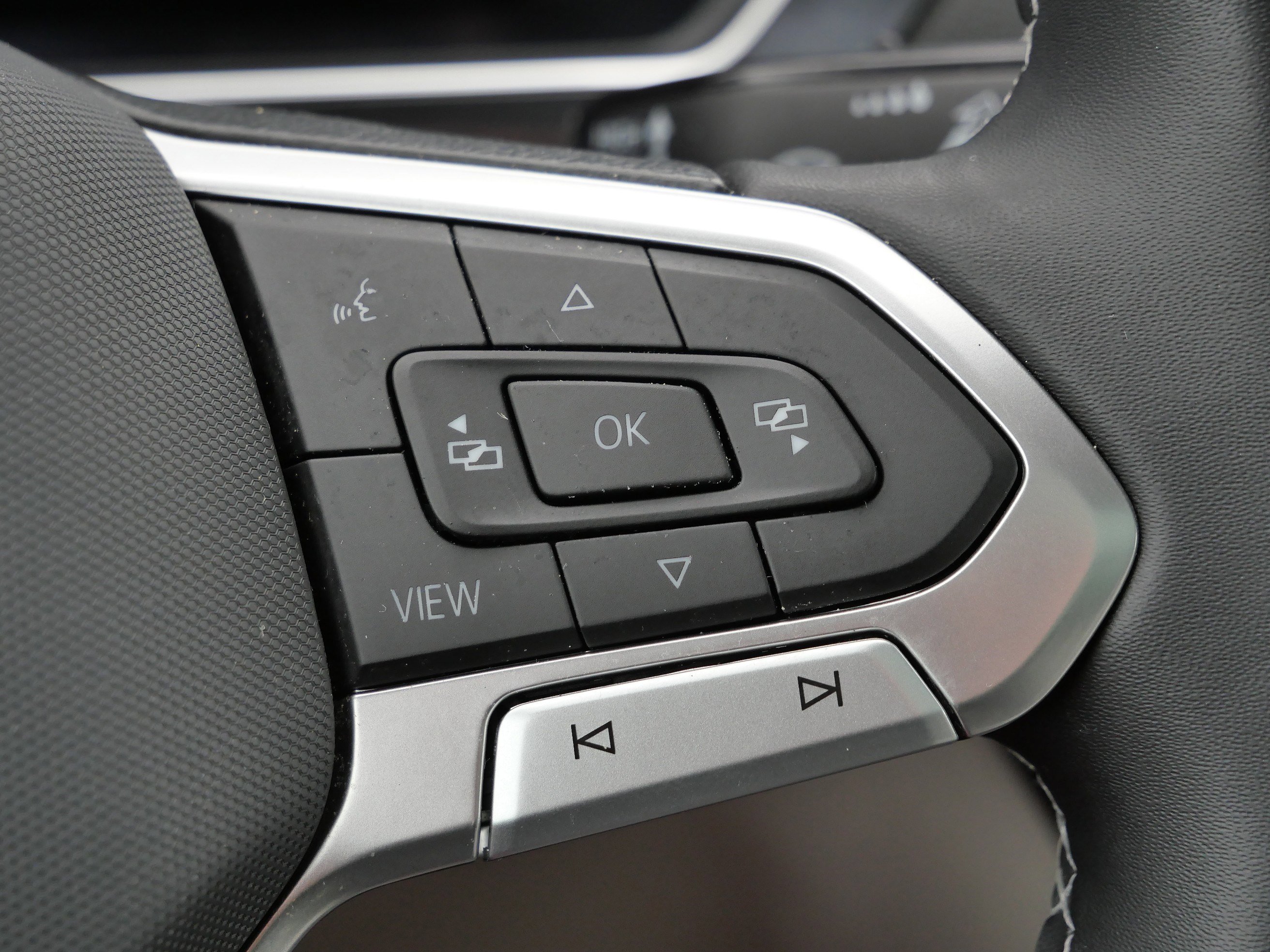 Certified 2023 Volkswagen Tiguan SE R-Line image 31