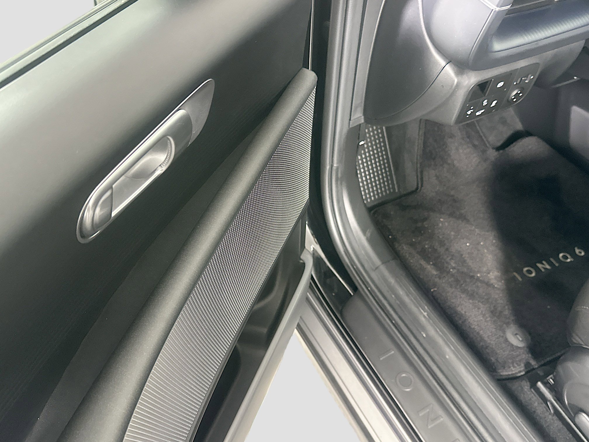 Used 2024 Hyundai Ioniq 6 SE RWD image 15
