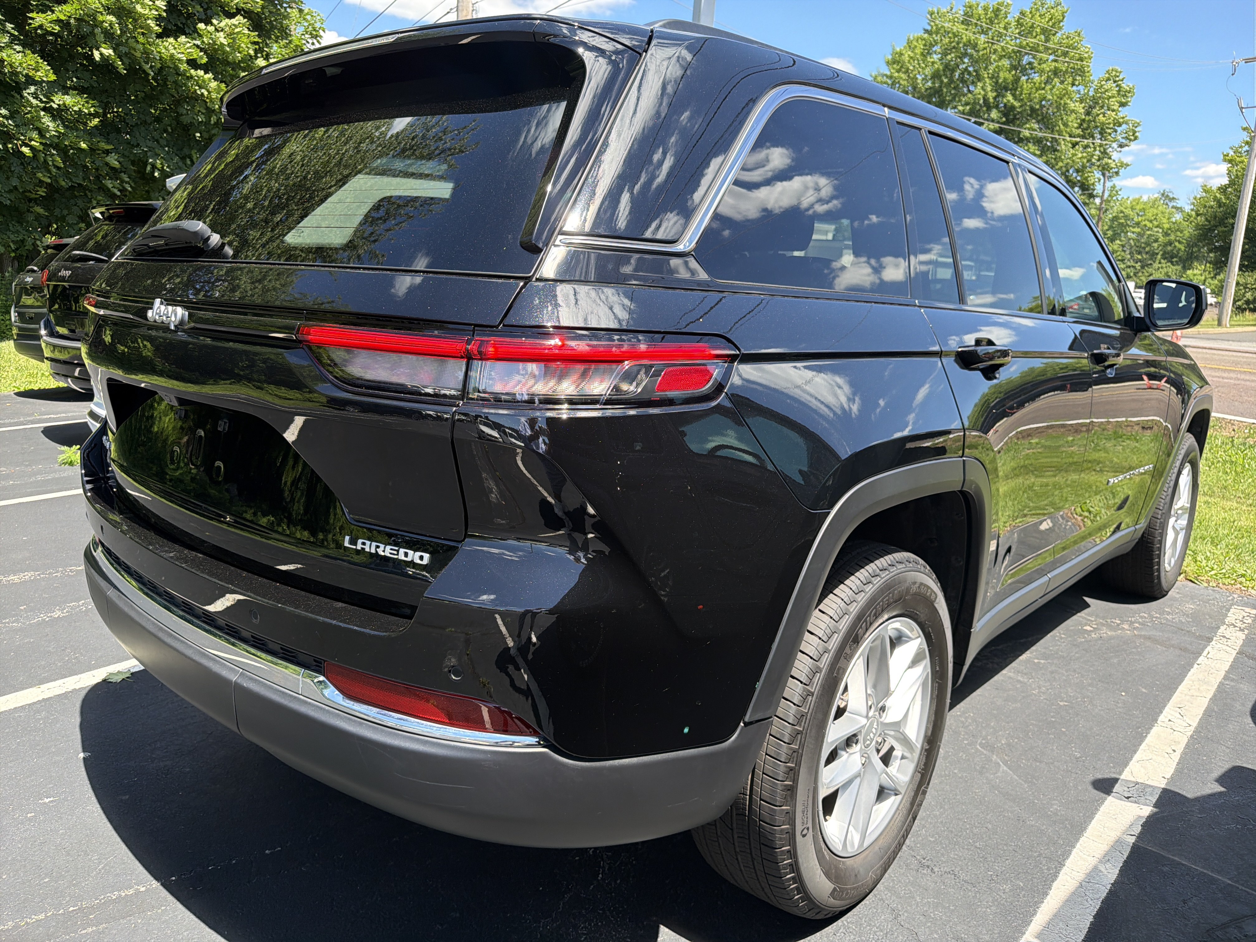 Certified 2025 Jeep Grand Cherokee Laredo X w/ Luxury Tech Group I AWD/4WD image 7