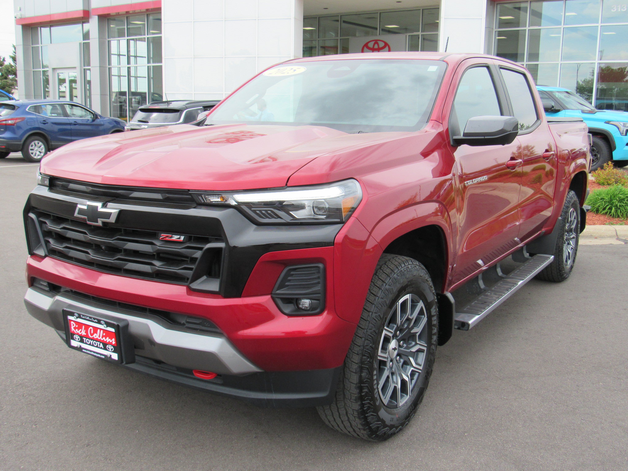 Used 2025 Chevrolet Colorado Z71 w/ Technology Package AWD/4WD image 2