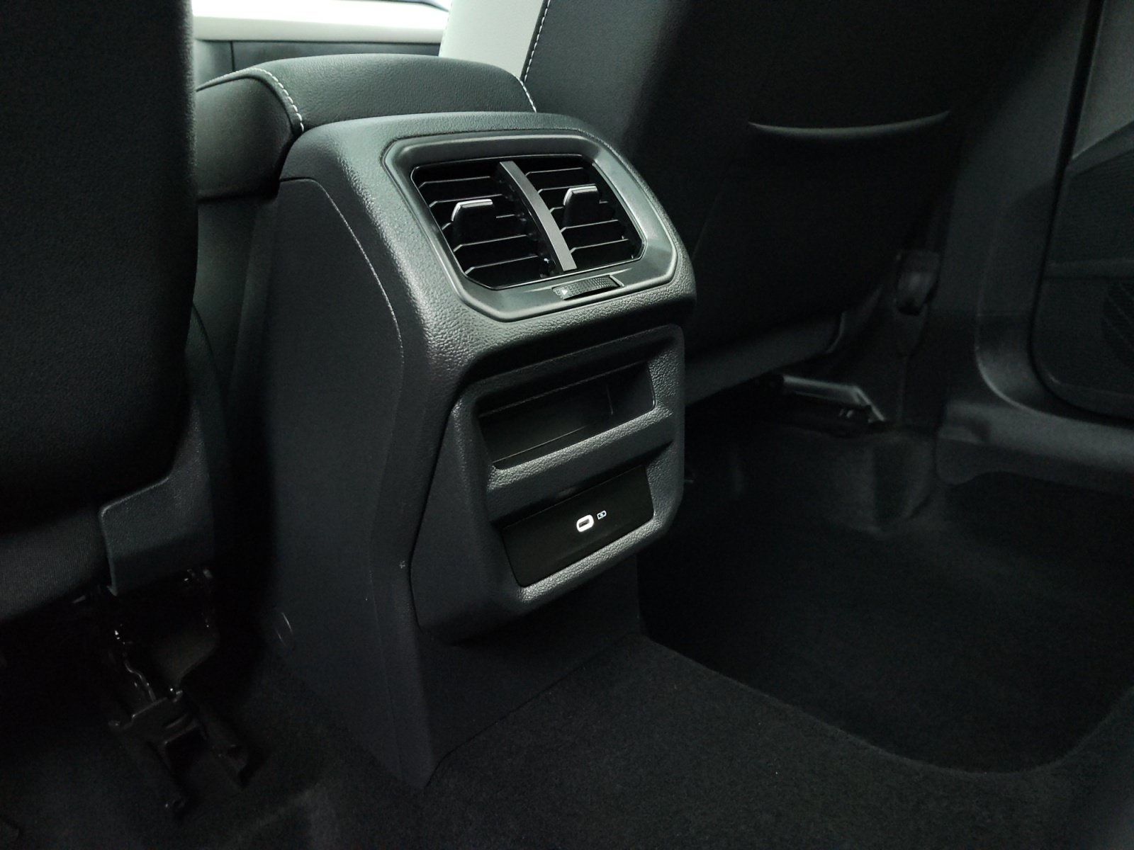 Used 2025 Volkswagen Taos SE w/ Panoramic Sunroof Package FWD image 15