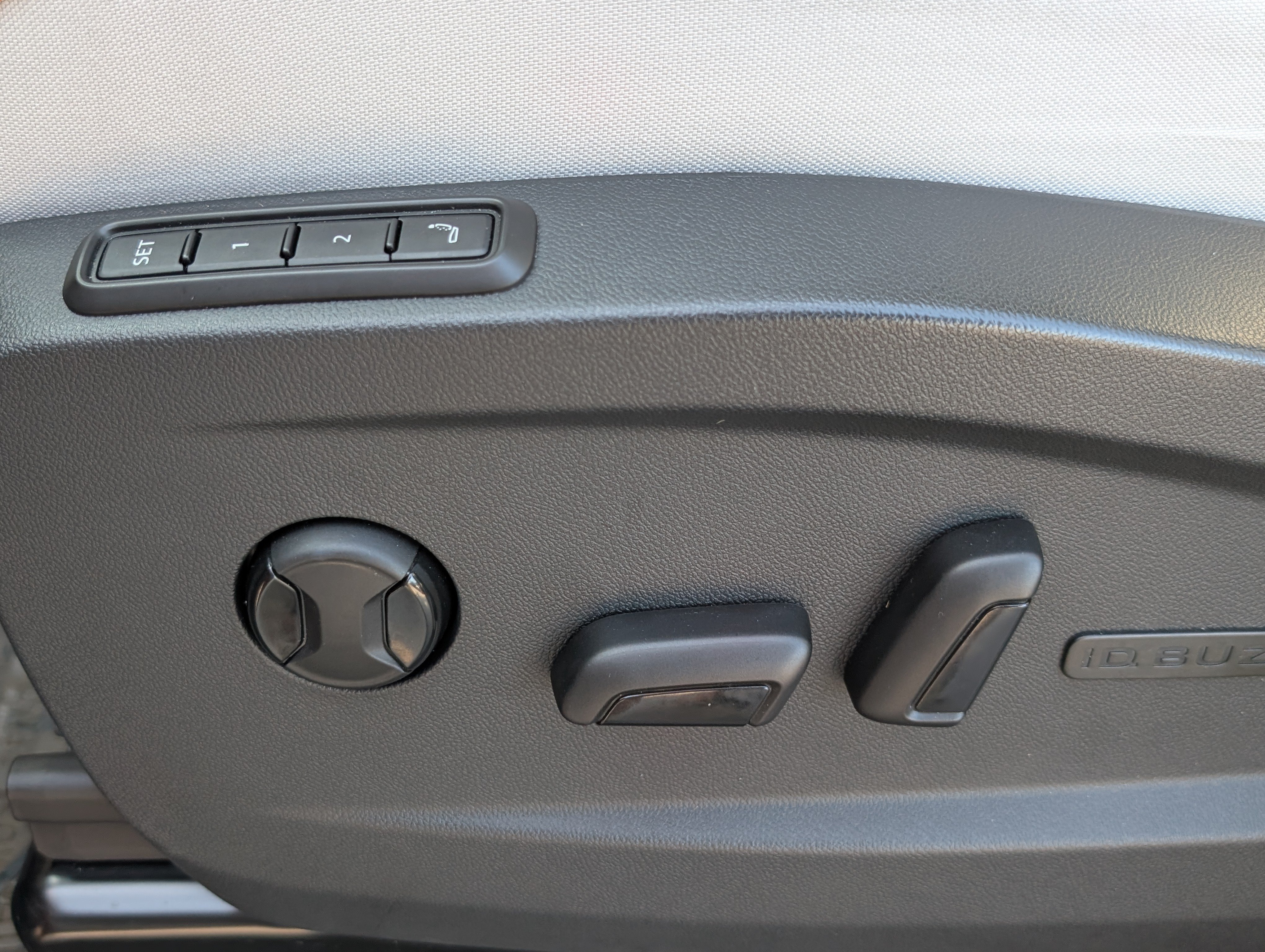 Used 2025 Volkswagen ID. Buzz Pro S Plus w/ Cupholders Package RWD image 24