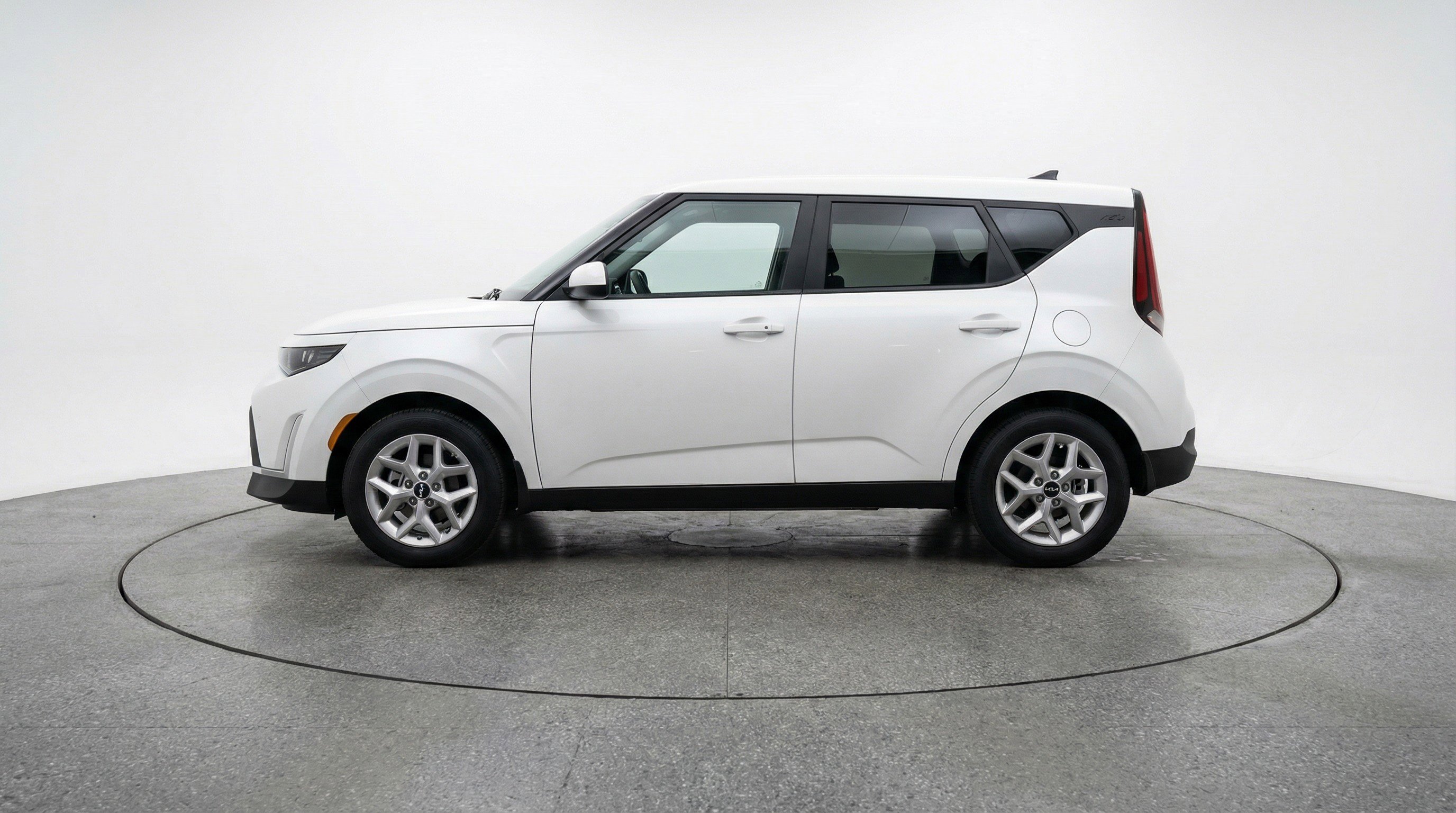 Used 2025 Kia Soul LX w/ LX Technology Package FWD image 5