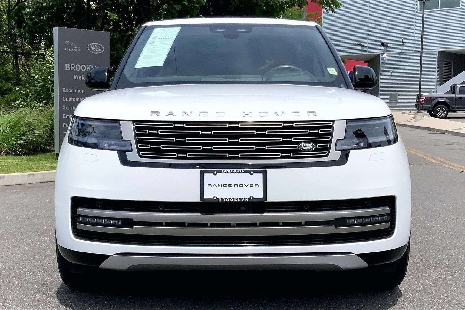 Certified 2025 Land Rover Range Rover Long Wheelbase SE AWD/4WD image 3