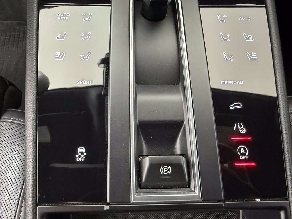 Certified 2023 Porsche Macan AWD/4WD image 32