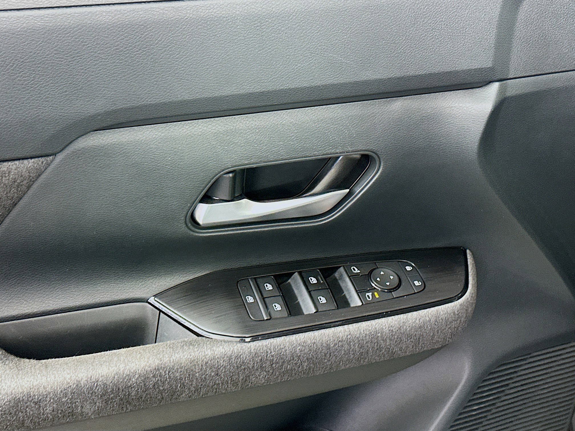 Used 2025 Nissan Kicks SV image 15