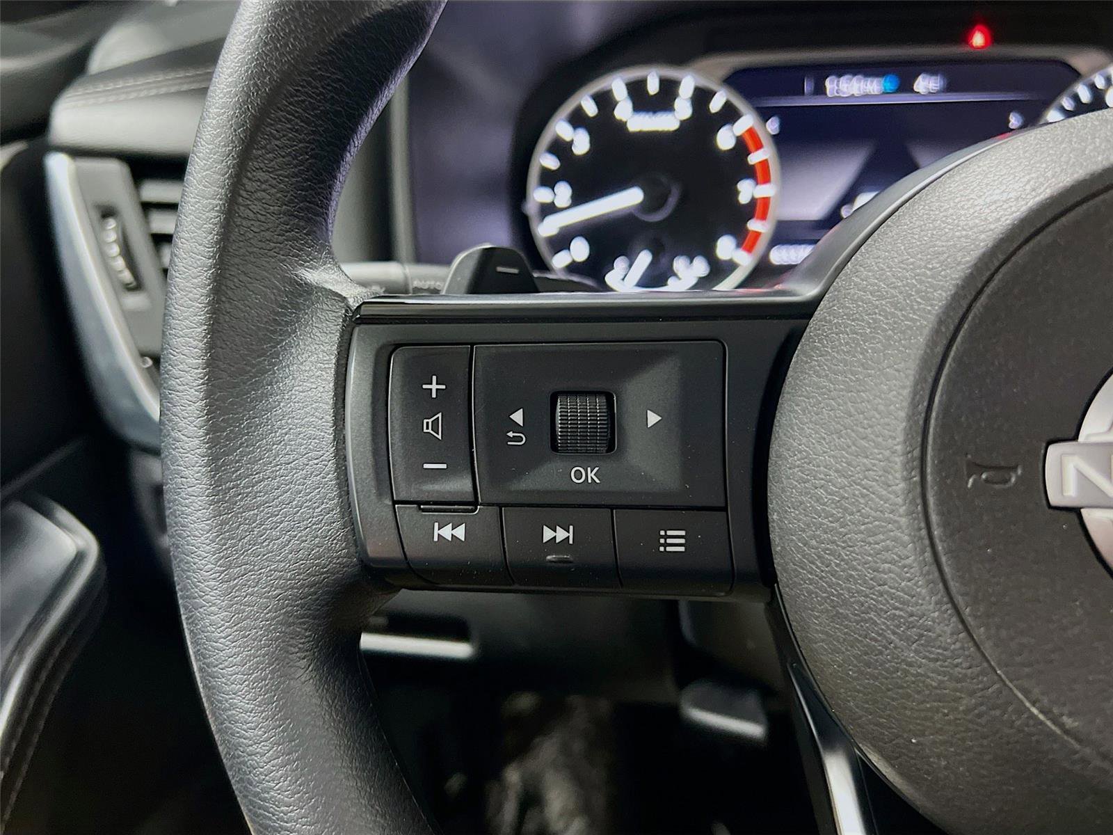 Used 2024 Nissan Rogue SV image 31