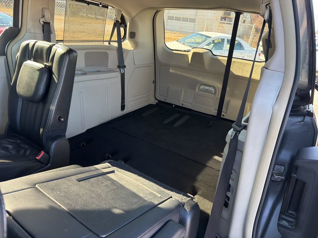 Used 2015 Chrysler Town & Country Touring image 21