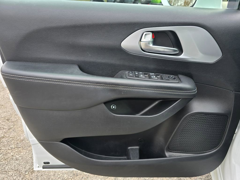 Used 2020 Chrysler Pacifica Touring w/ S Appearance Package image 45