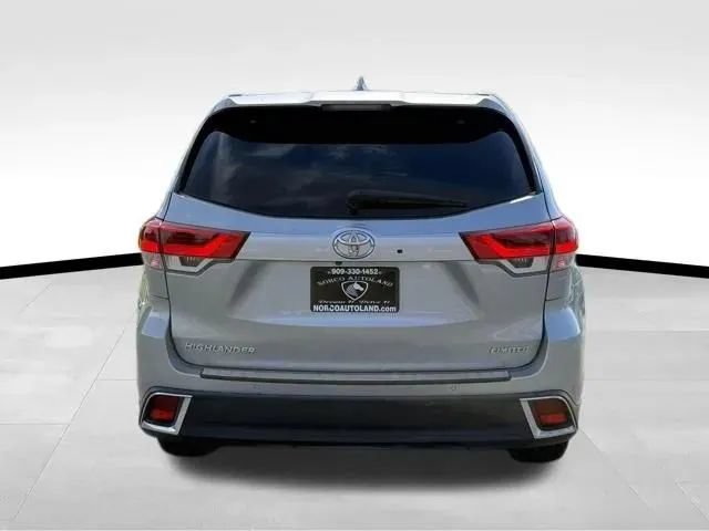 Used 2017 Toyota Highlander Limited Platinum w/ Carpet Mat Package FWD image 5
