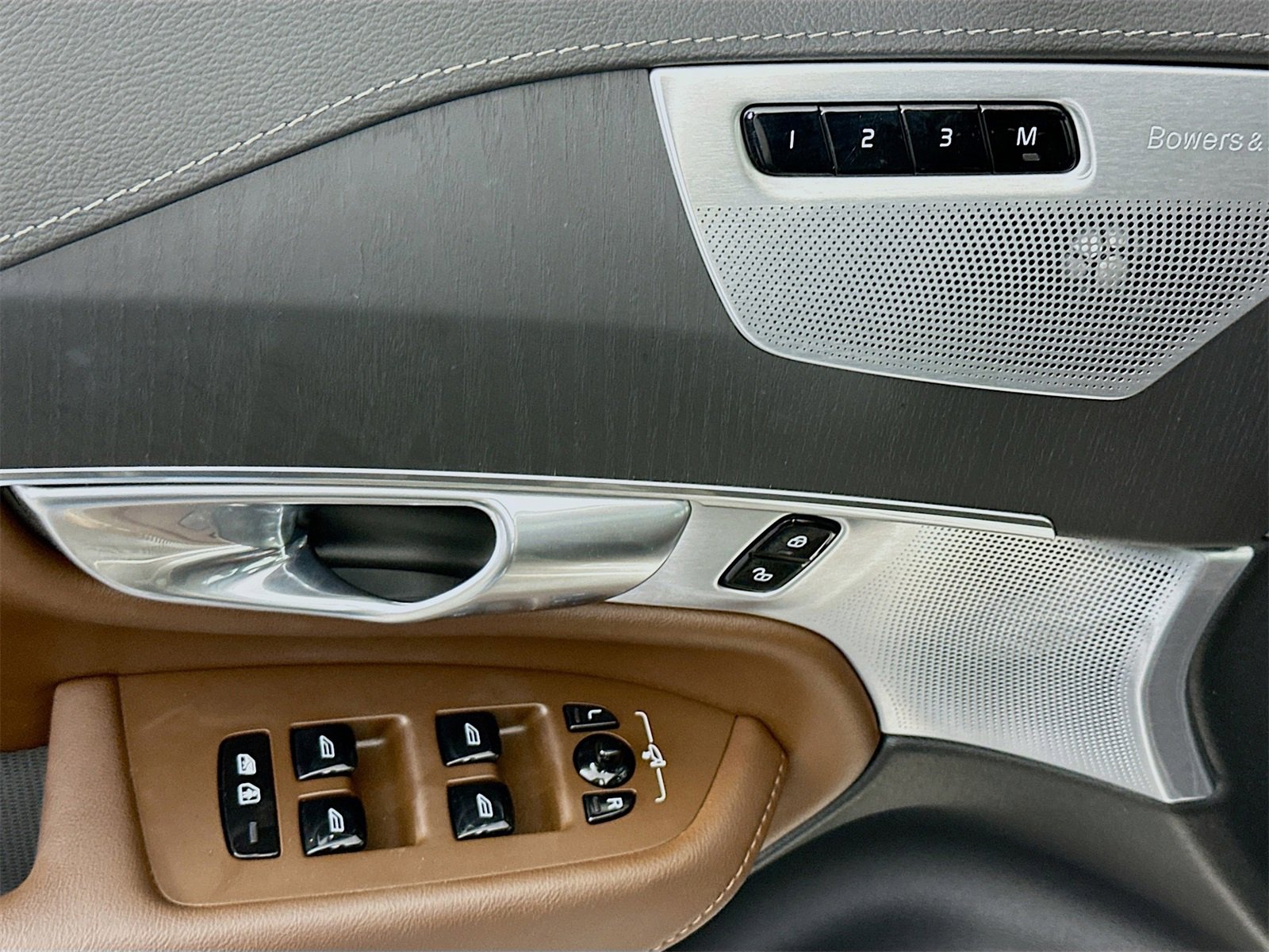 Used 2024 Volvo XC90 T8 Ultimate w/ Lounge Package image 18