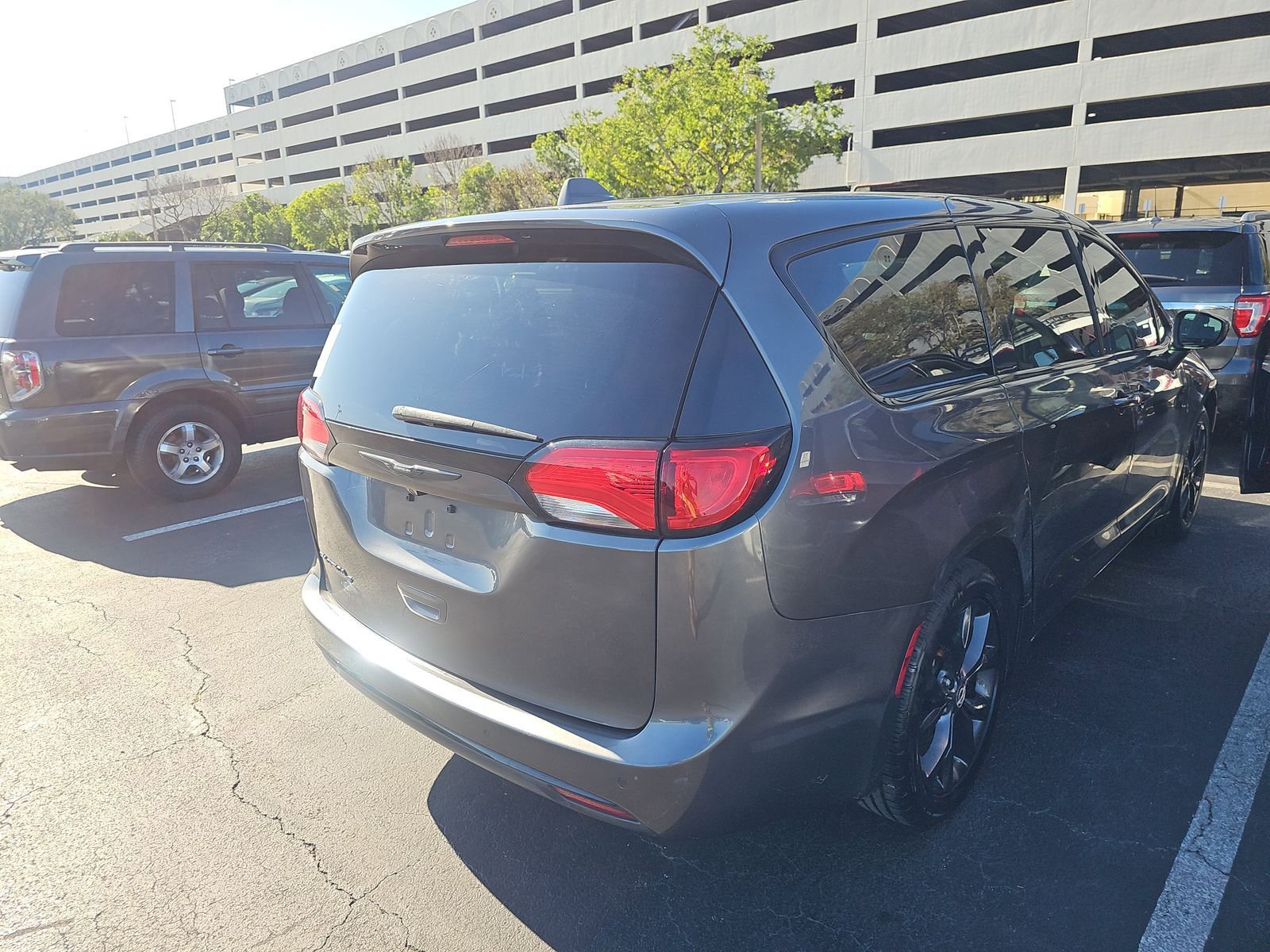 Used 2020 Chrysler Pacifica Touring w/ S Appearance Package FWD image 7