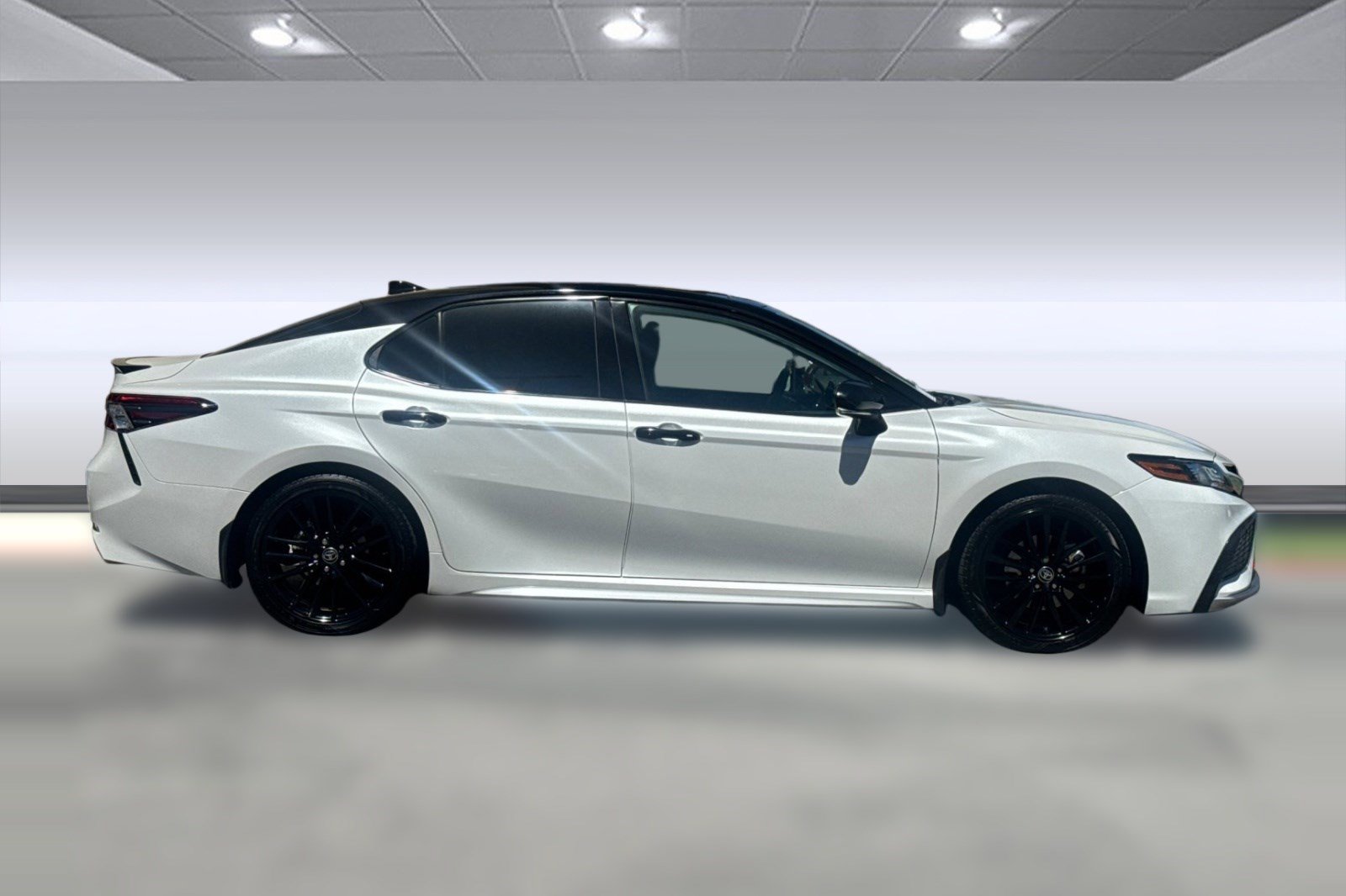 Used 2023 Toyota Camry XSE FWD image 7