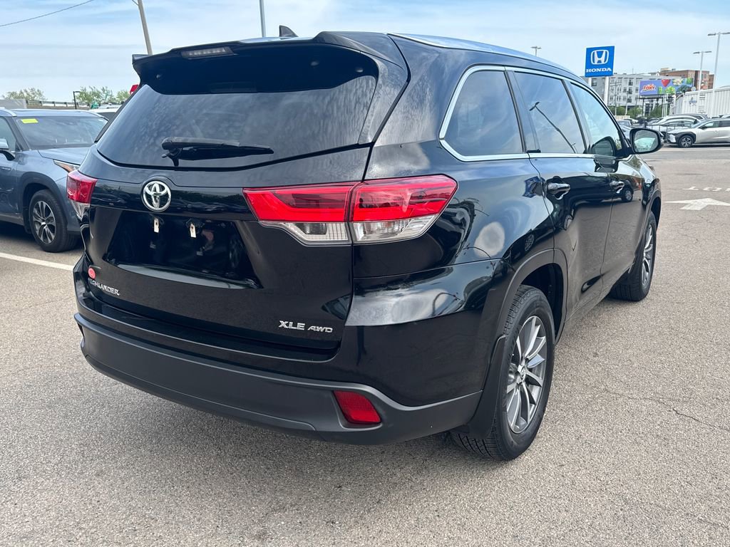 Used 2017 Toyota Highlander XLE AWD/4WD image 9