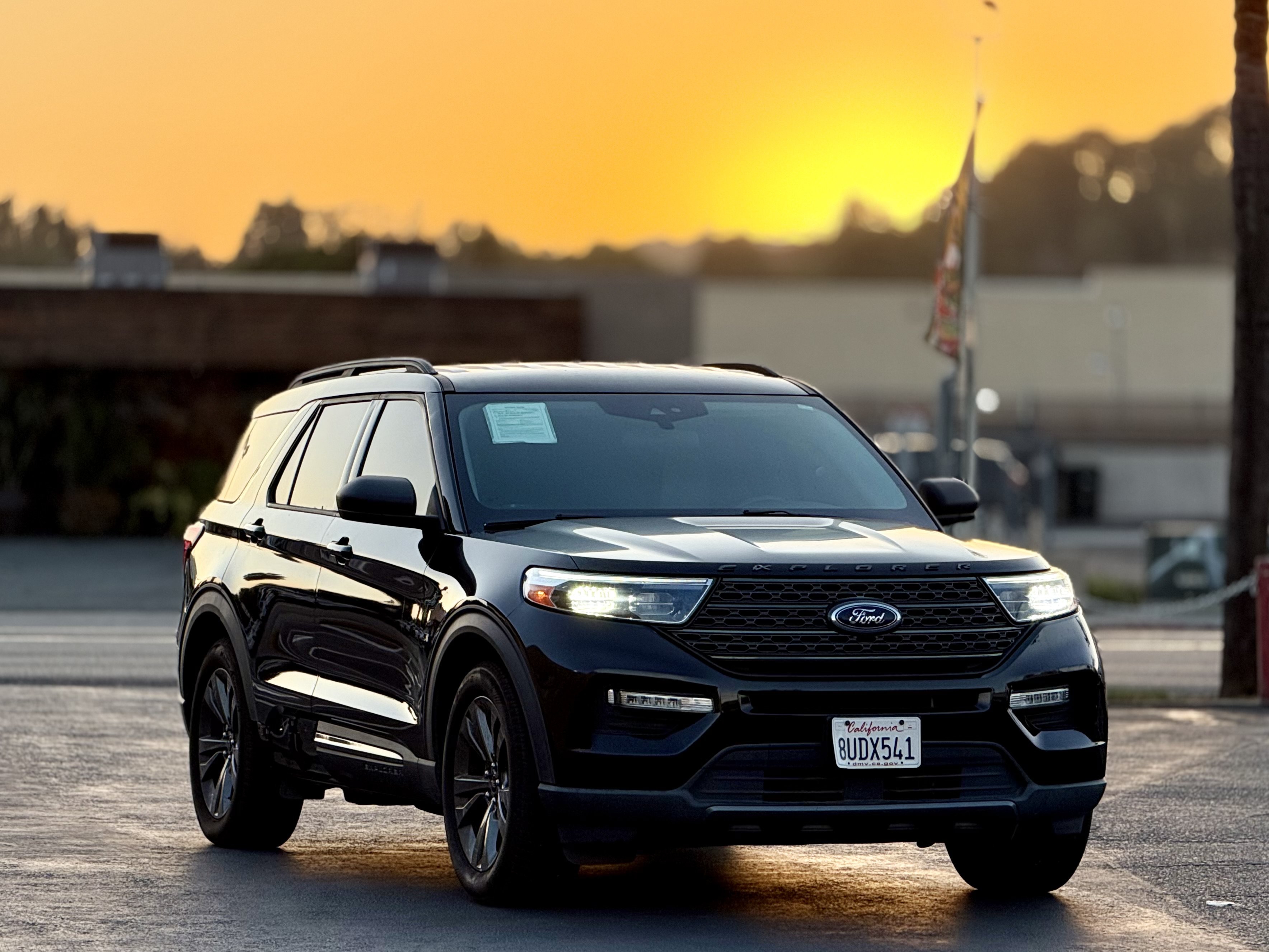 Used 2021 Ford Explorer XLT w/ Equipment Group 202A RWD image 2
