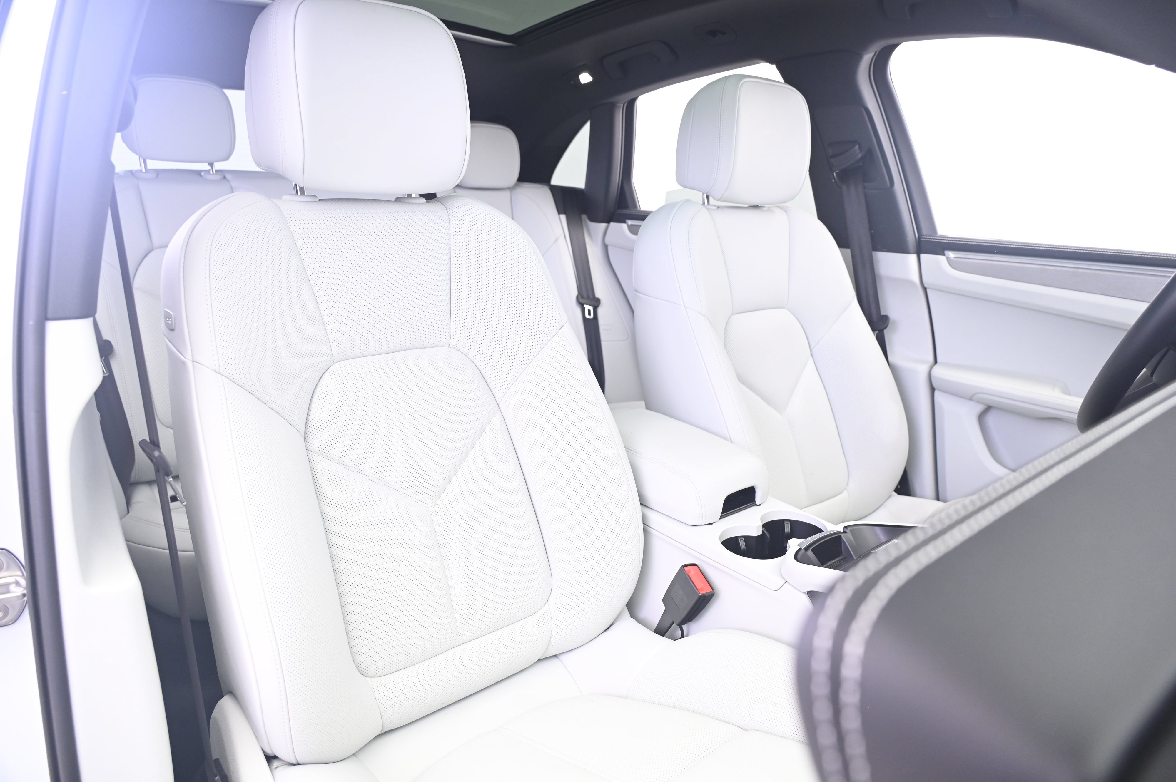 Certified 2023 Porsche Macan AWD/4WD image 24