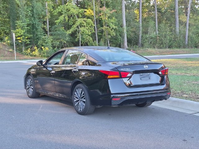 Used 2025 Nissan Altima 2.5 SV FWD image 3