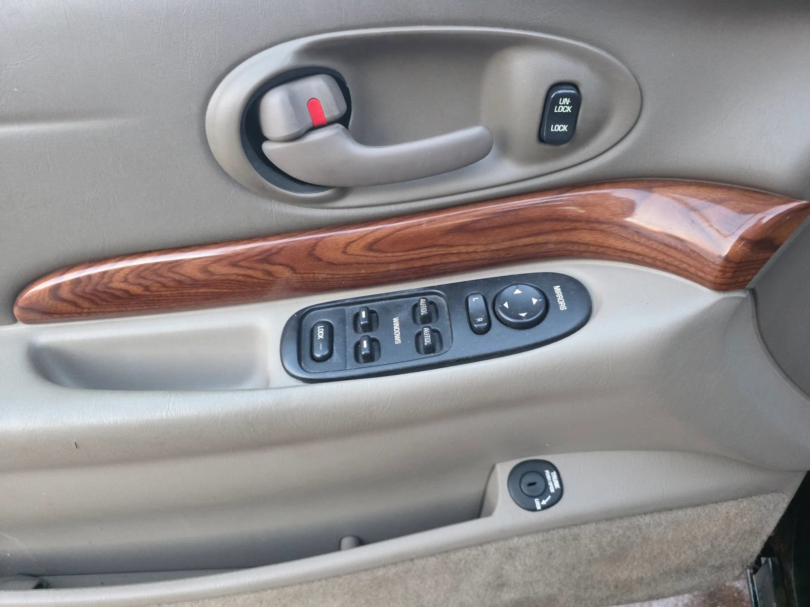 Used 2000 Buick Le Sabre Custom w/ Premium Opt Pkg FWD image 9