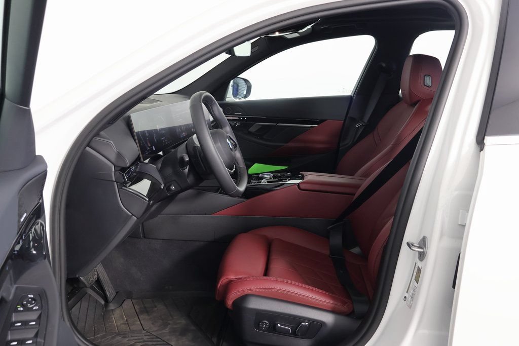 Used 2025 BMW 530i w/ Premium Package RWD image 9