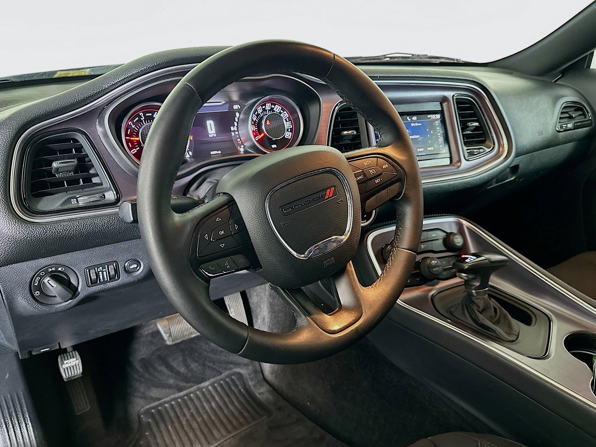 Used 2015 Dodge Challenger SXT image 17