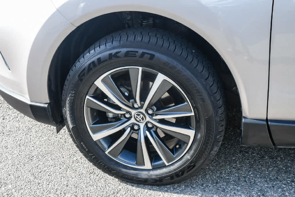 Certified 2024 Toyota Venza LE AWD/4WD image 10