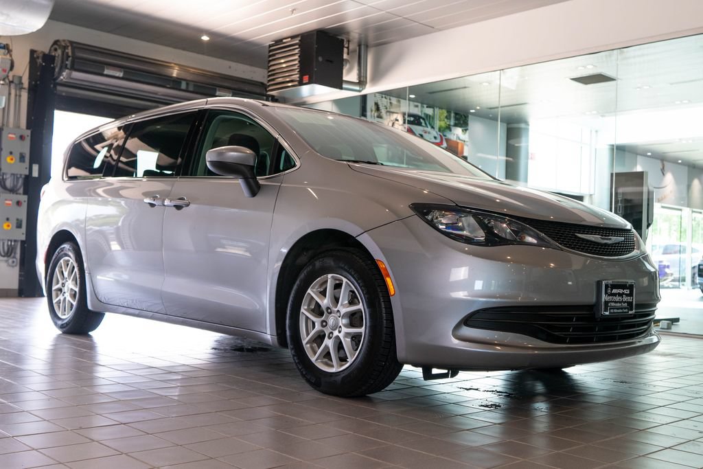 Used 2017 Chrysler Pacifica Touring FWD image 1