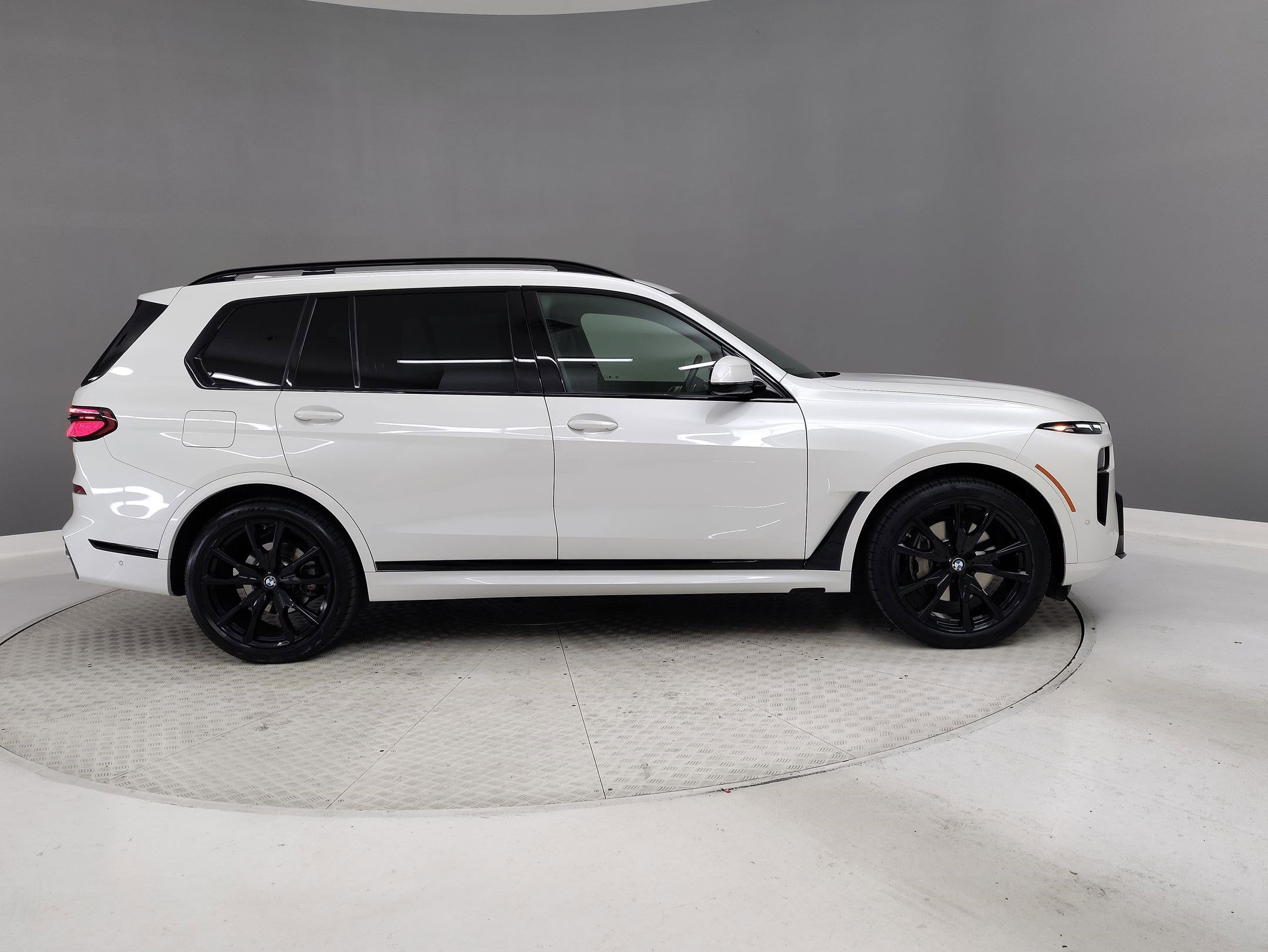 Certified 2023 BMW X7 xDrive40i w/ M Sport Package image 3