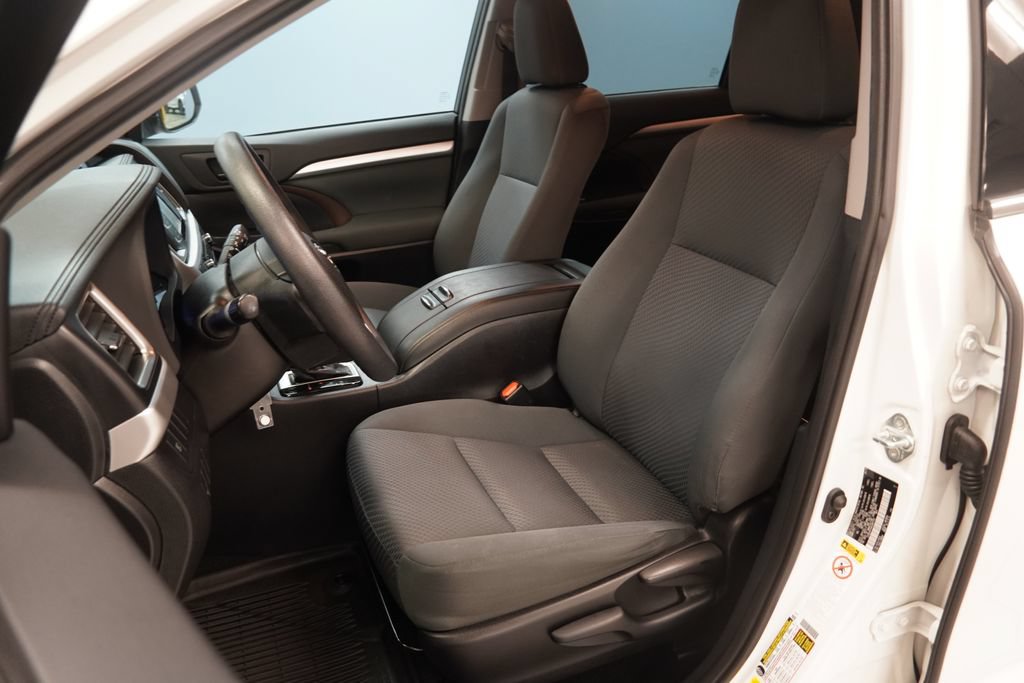 Used 2019 Toyota Highlander LE AWD/4WD image 3