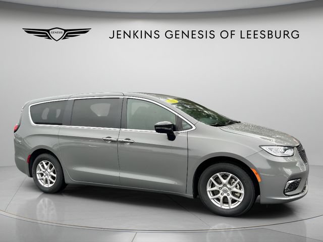 Used 2025 Chrysler Pacifica Select FWD image 2