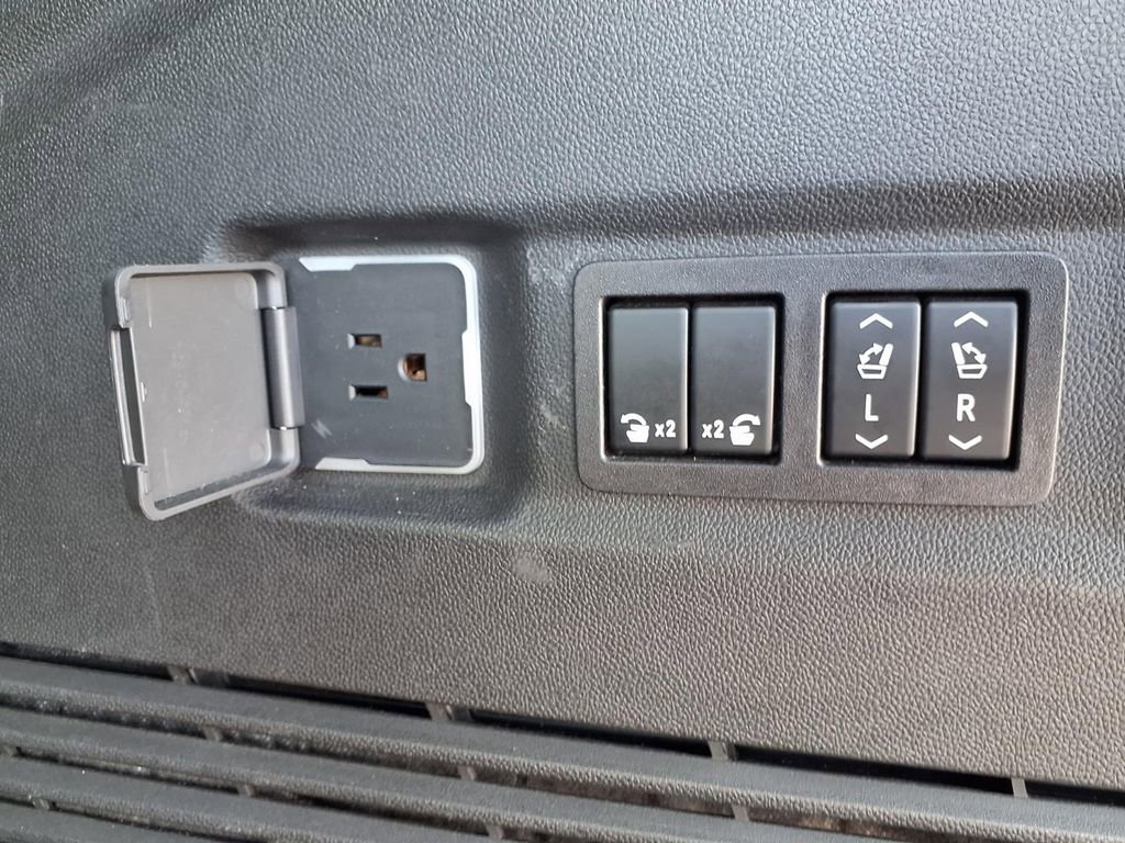 Used 2023 GMC Yukon XL SLT w/ SLT Premium Package image 31