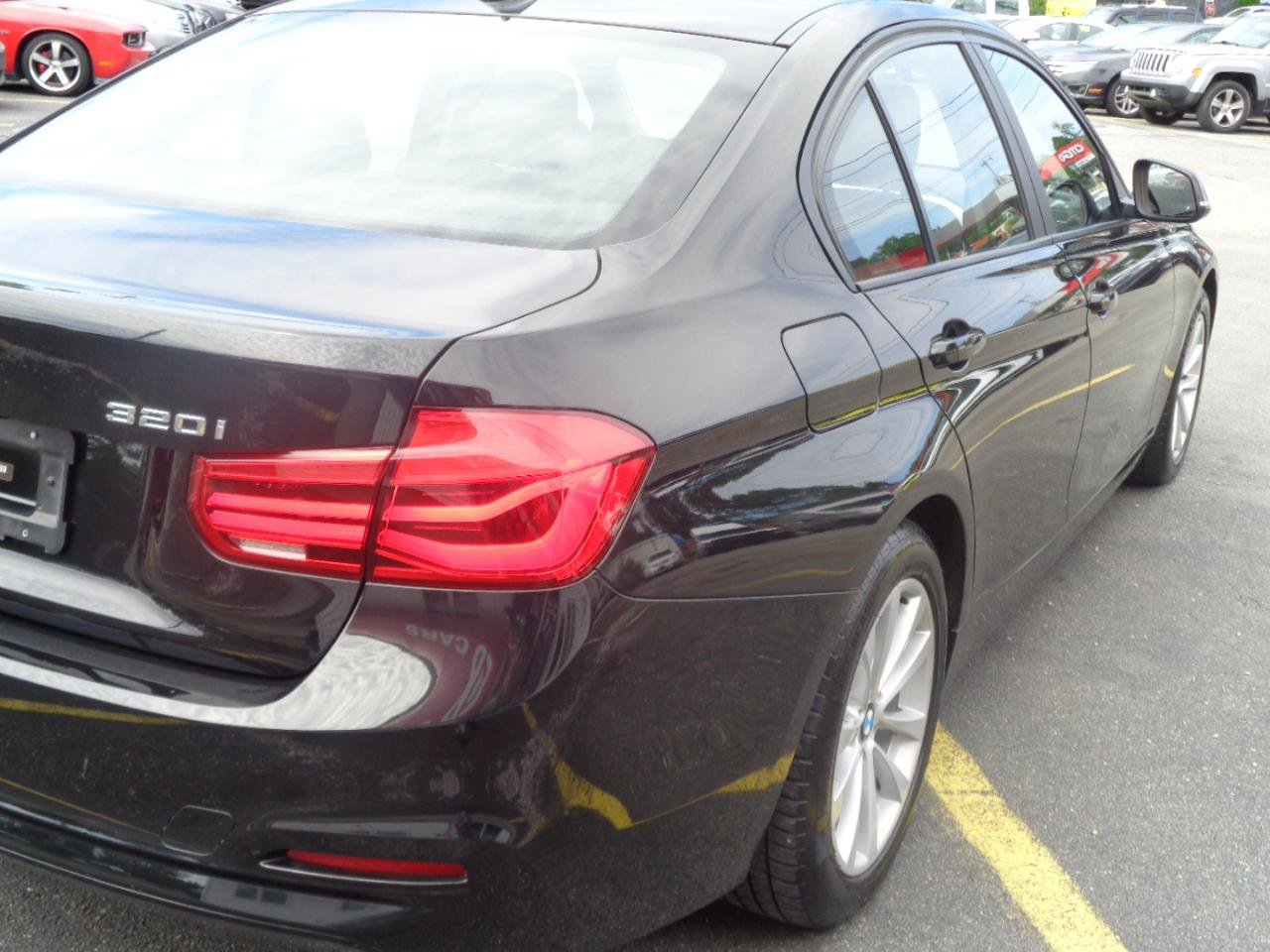 Used 2018 BMW 320i xDrive Sedan w/ Convenience Package AWD/4WD image 19