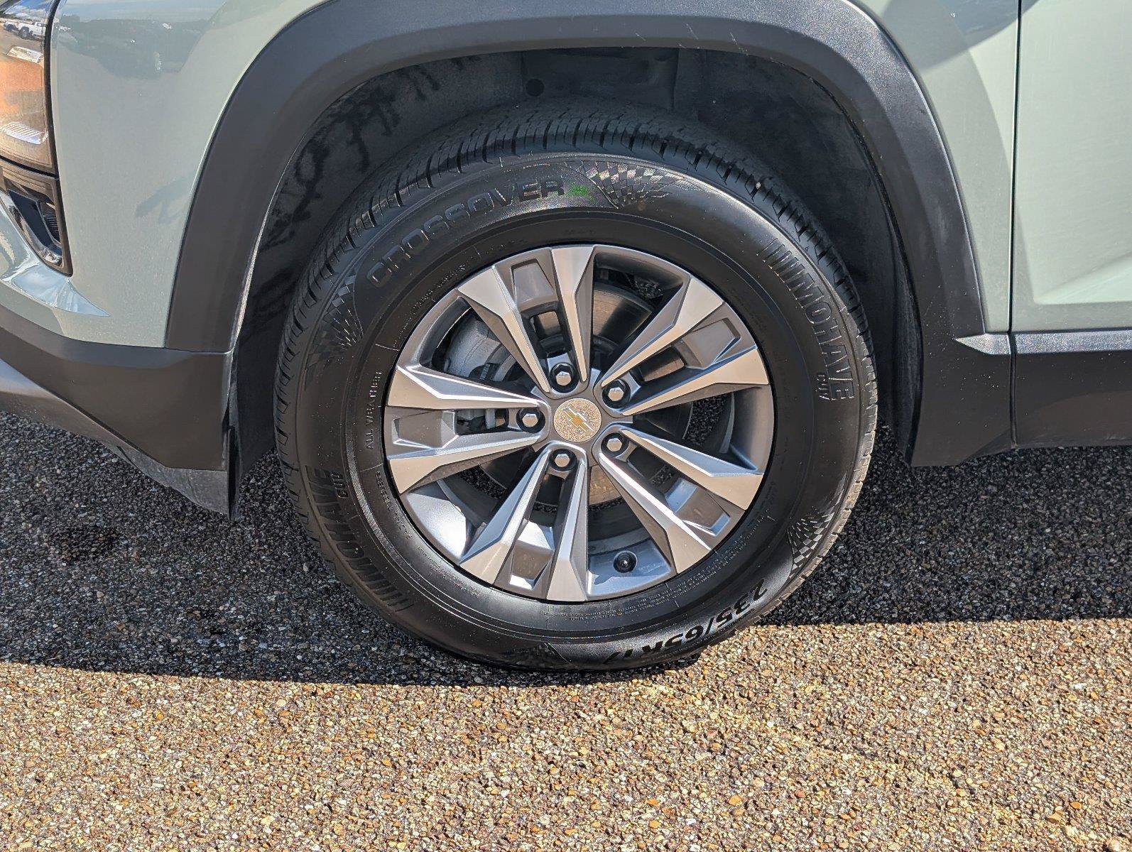 Used 2025 Chevrolet Equinox LT w/ Convenience Package II FWD image 9