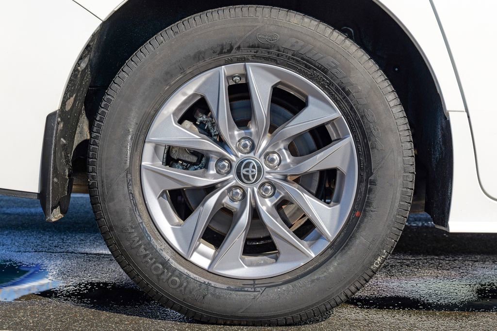 Used 2022 Toyota Sienna LE w/ LE Plus Package image 13