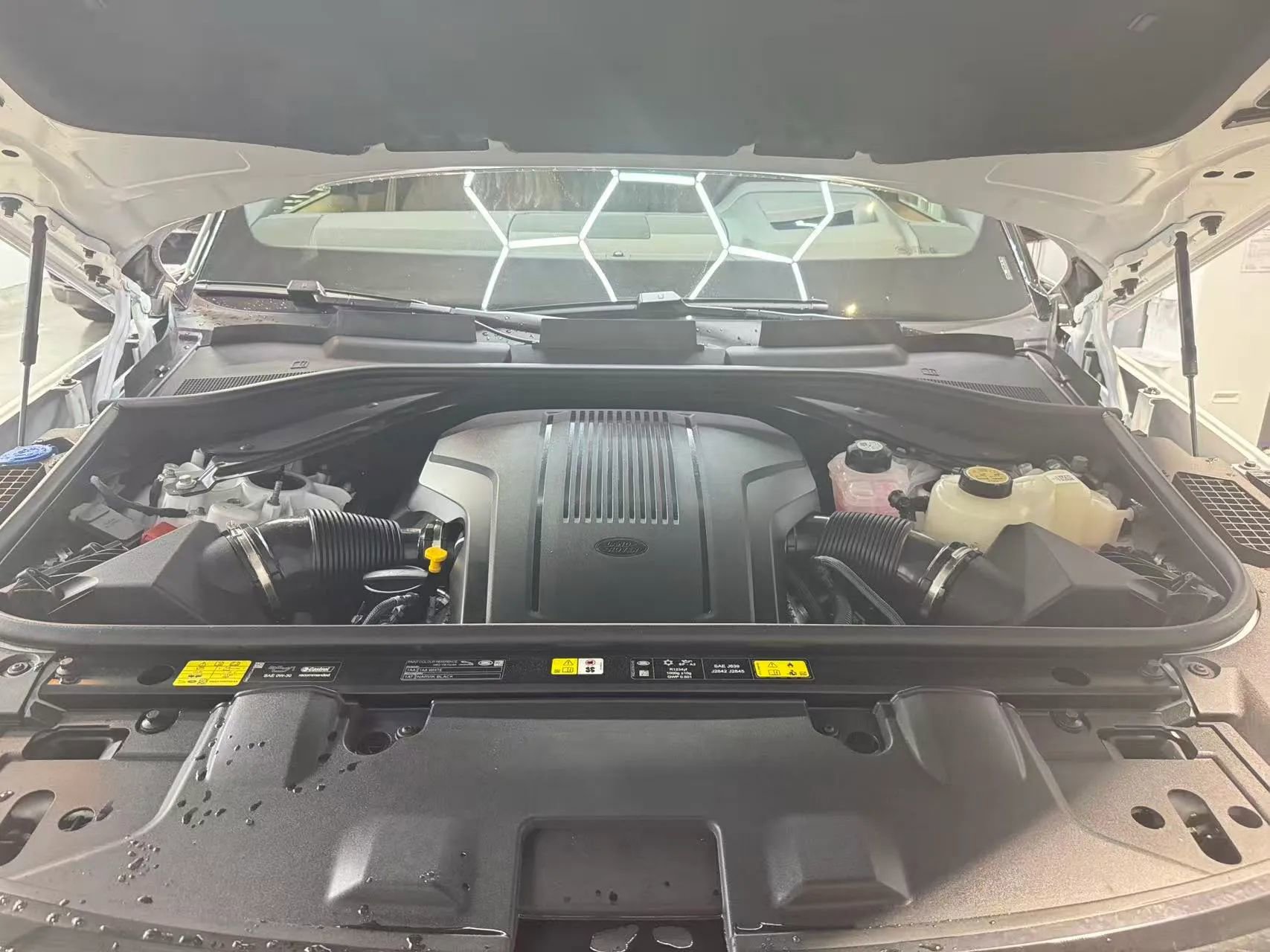 Used 2025 Land Rover Range Rover Long Wheelbase SE image 28