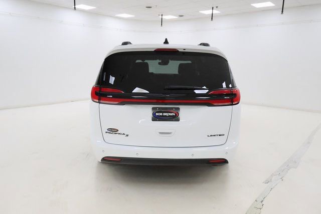 Used 2025 Chrysler Pacifica Limited image 4