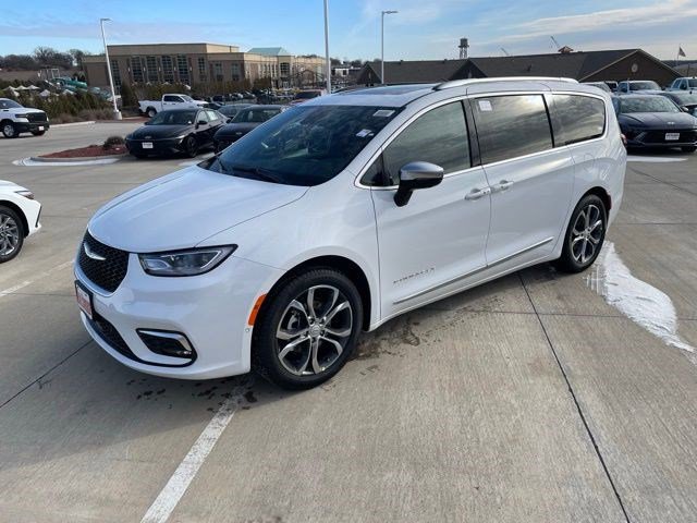 New 2026 Chrysler Pacifica Pinnacle image 1