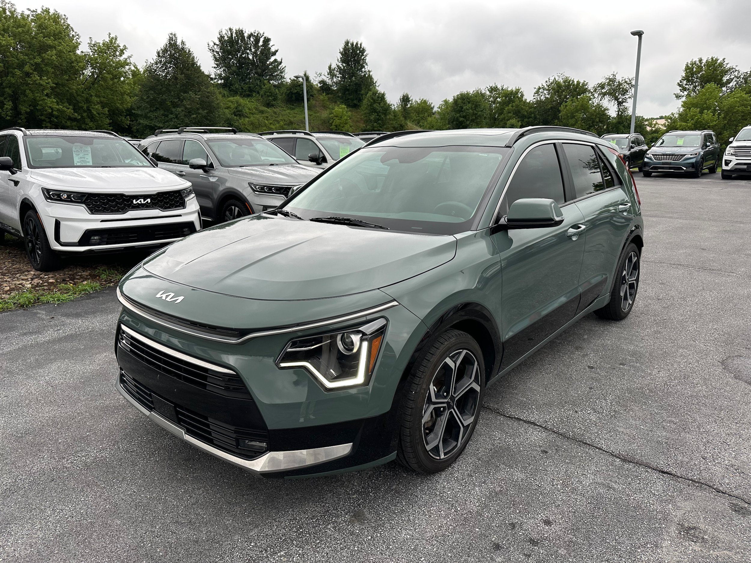 Used 2024 Kia Niro EX Touring FWD image 1