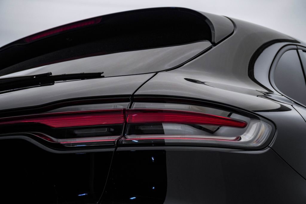 Certified 2025 Porsche Macan image 12