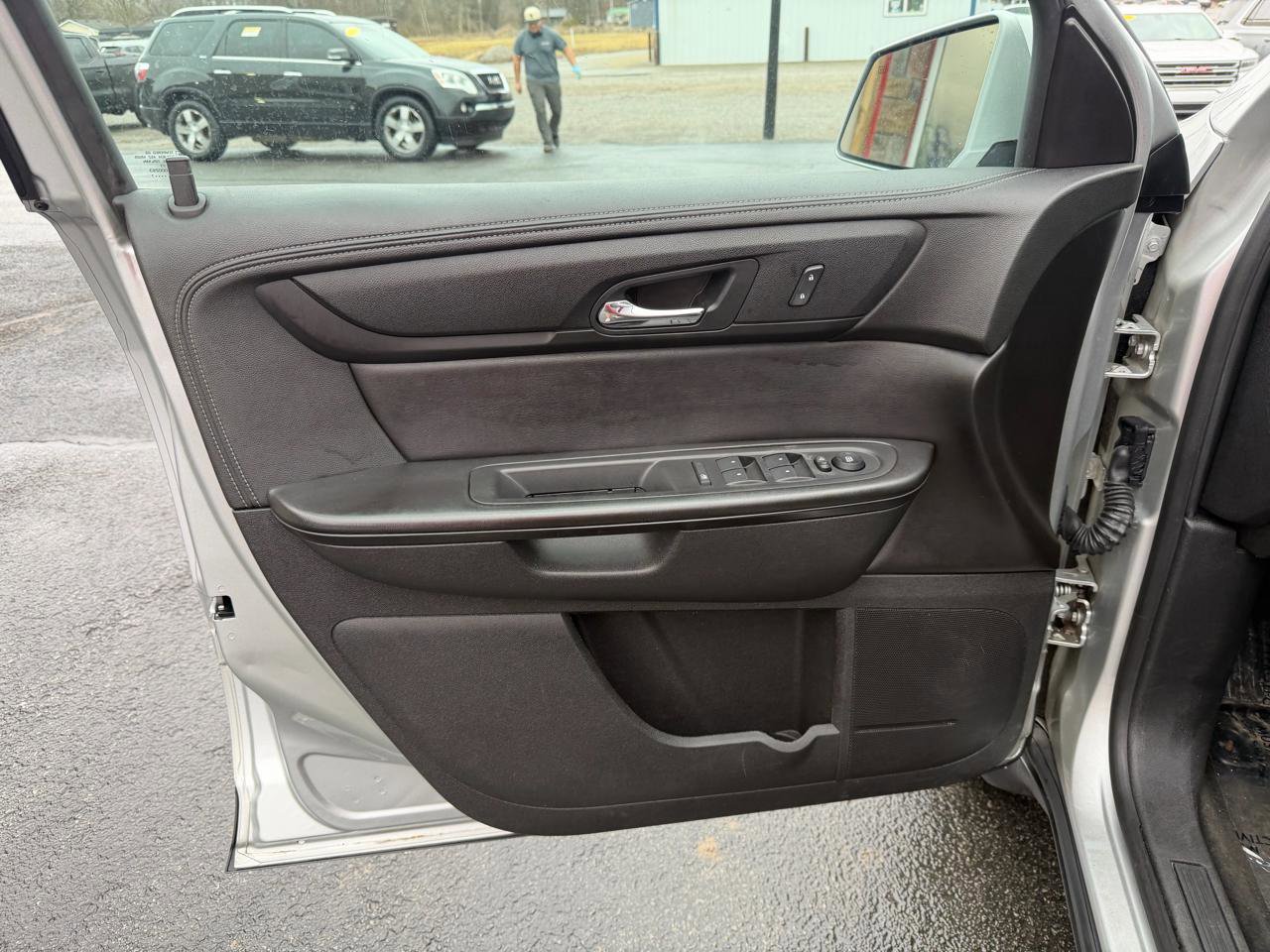 Used 2017 Chevrolet Traverse LT w/ Style and Technology Package image 12