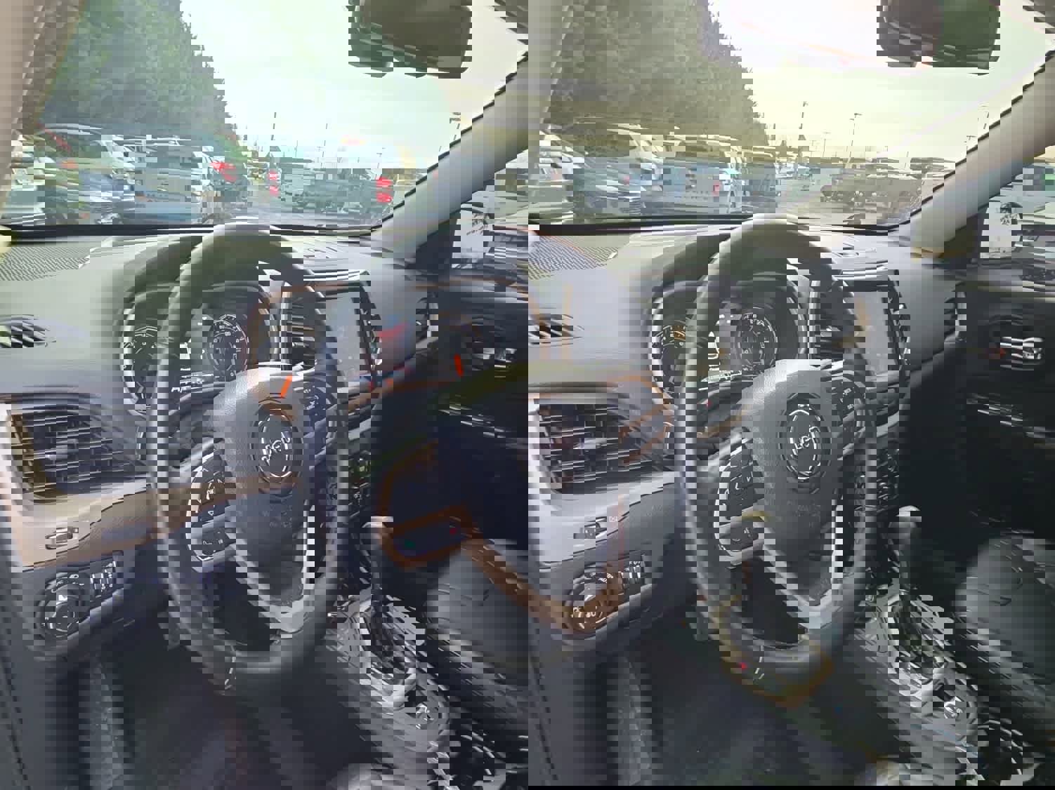 Used 2017 Jeep Cherokee Limited image 17