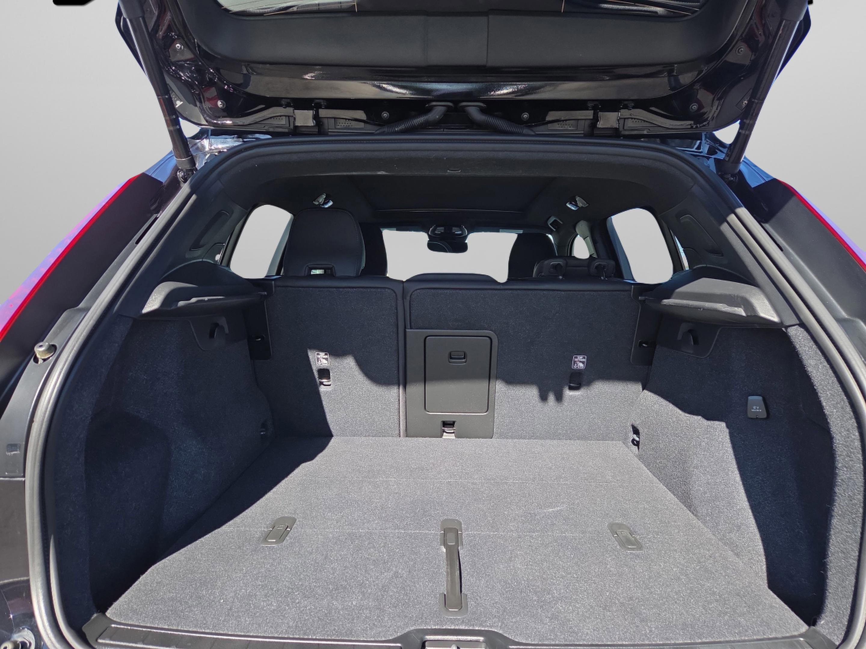 Used 2025 Volvo XC40 B5 Plus image 29