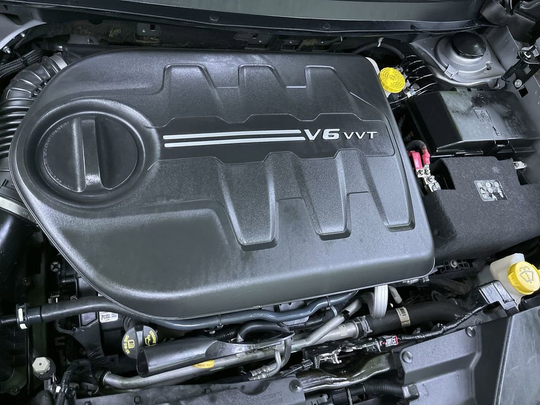 Used 2017 Jeep Cherokee Overland w/ Technology Group image 31