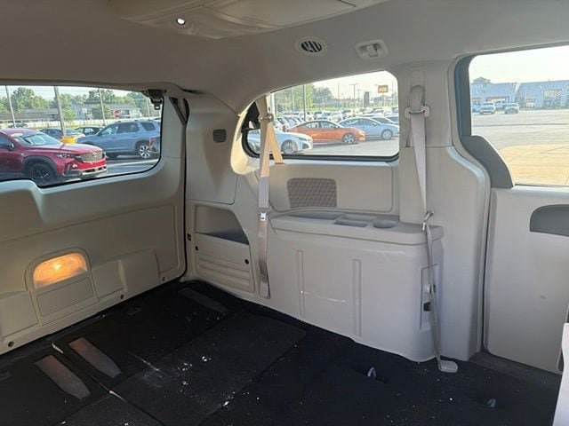 Used 2011 Dodge Grand Caravan Crew FWD image 10